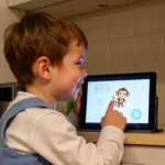 Bé học Monkey Junior trên iPad